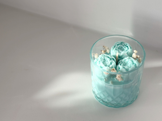 Svece  ar zāļas tējas aromātu