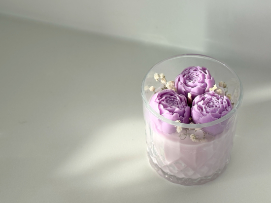 Svece ar pavasara ziedu aromātu