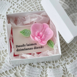 Smaržīgas ziepes ar uzrakstu “DAUDZ LAIMES DZIMŠANAS DIENĀ”